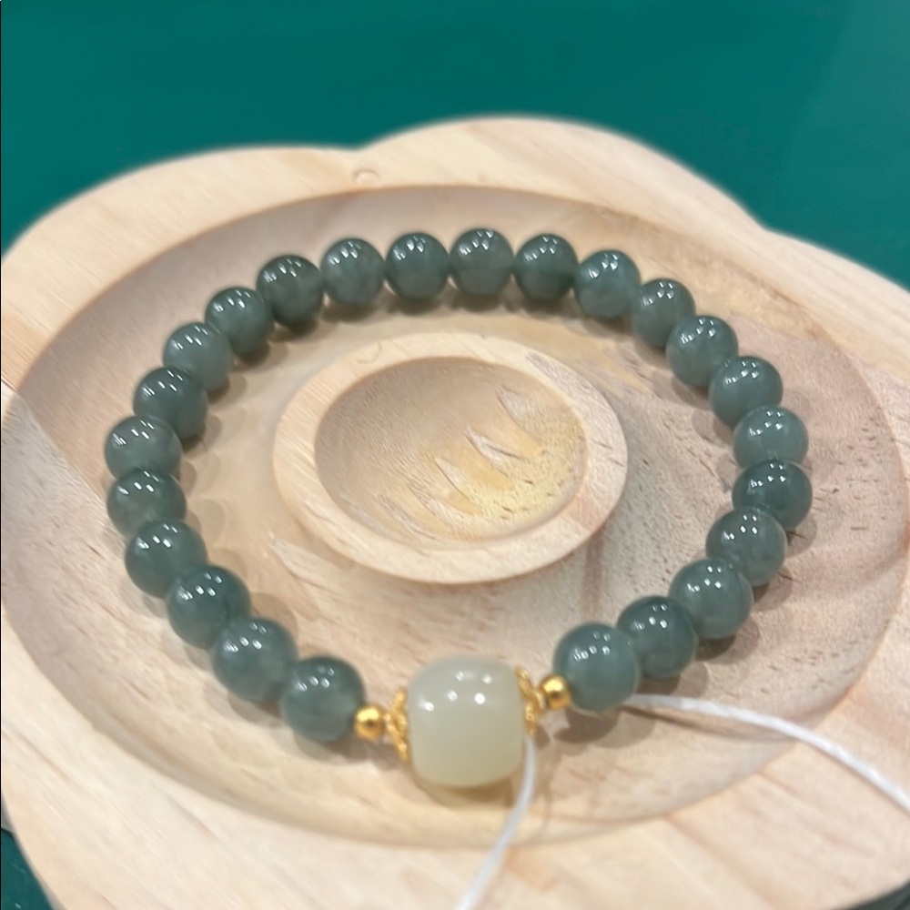 Elegant Green Beaded Bracelet